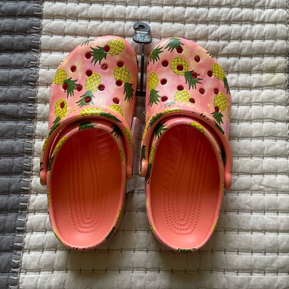 NWT WMN CROCS SIZE 7